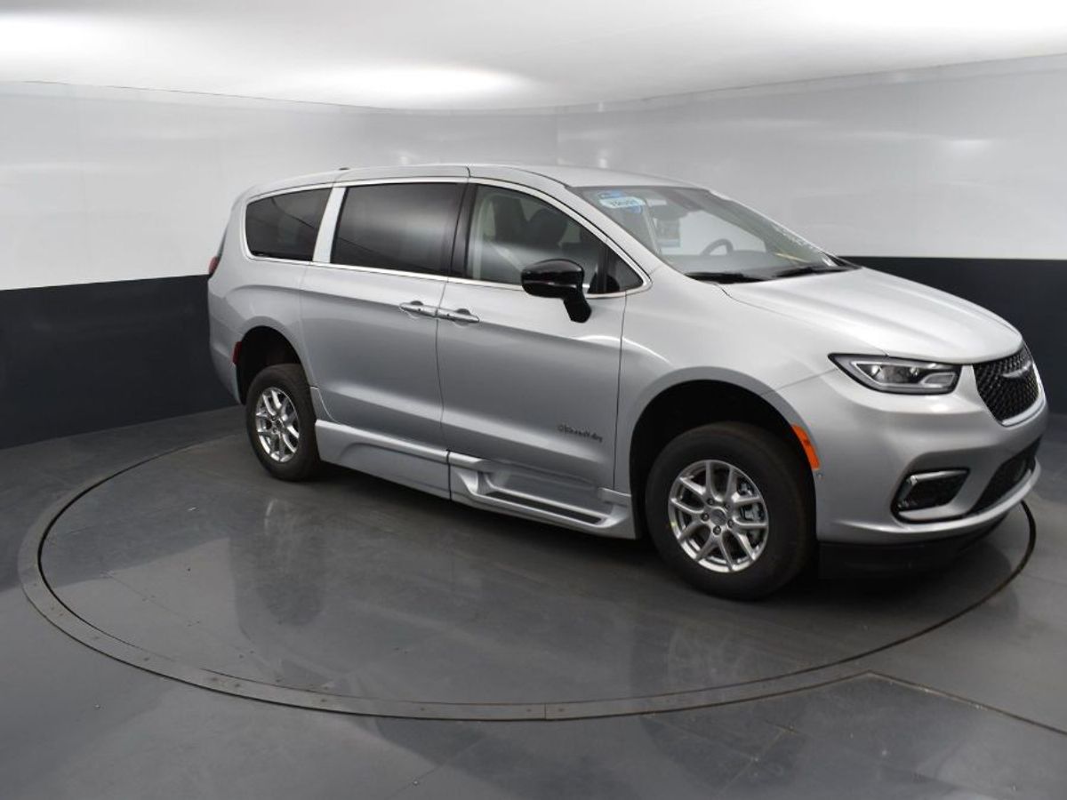 Silver Chrysler Pacifica image number 8