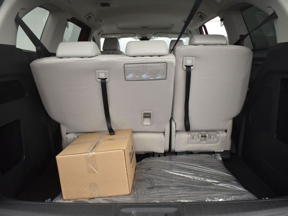 Red Honda Odyssey image number 13