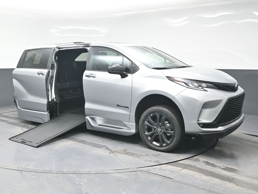 2025 Toyota Sienna XSE's photo