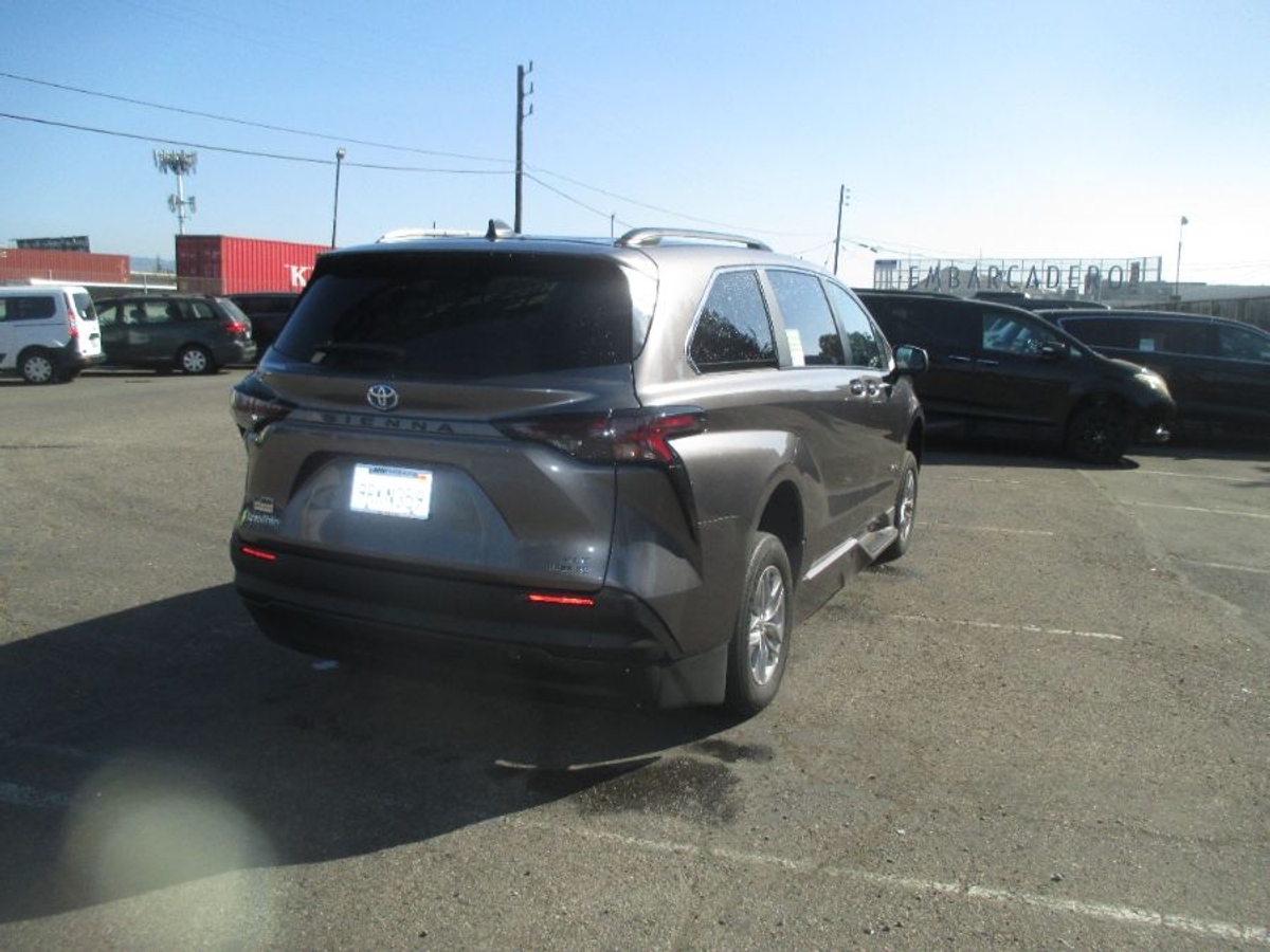 2024 TOYOTA SIENNA - Image 11