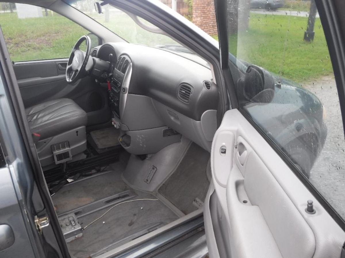 2006 CHRYSLER TOWN AND COUNTRY - Image 16