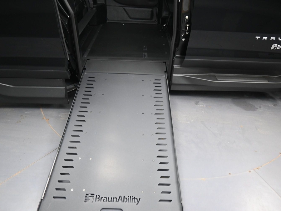 New 2026 Chevrolet Traverse 1LT - BraunAbility Side Entry In Floor Automatic Ramp