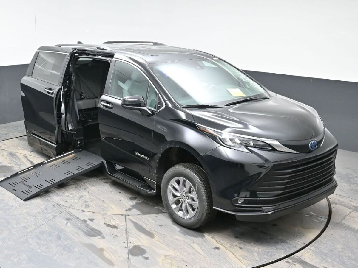 Black Toyota Sienna image number 22