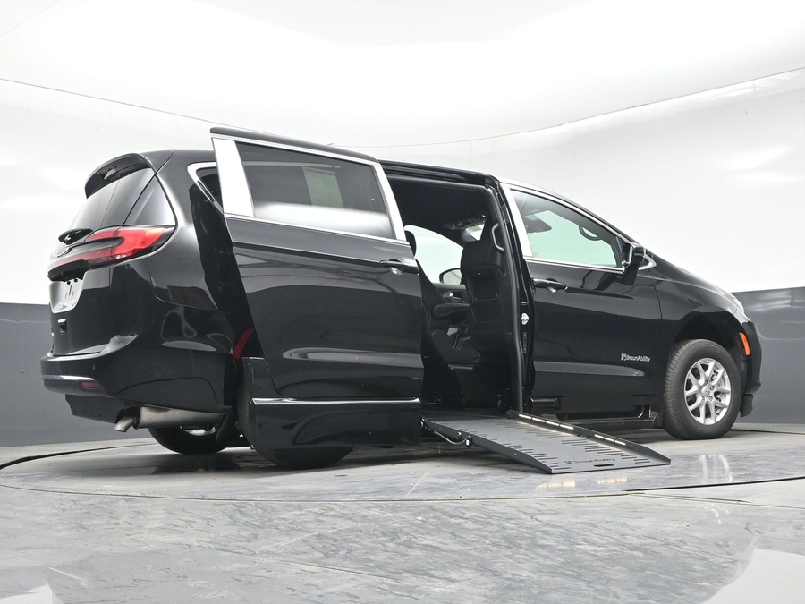 Black Chrysler Pacifica image number 18