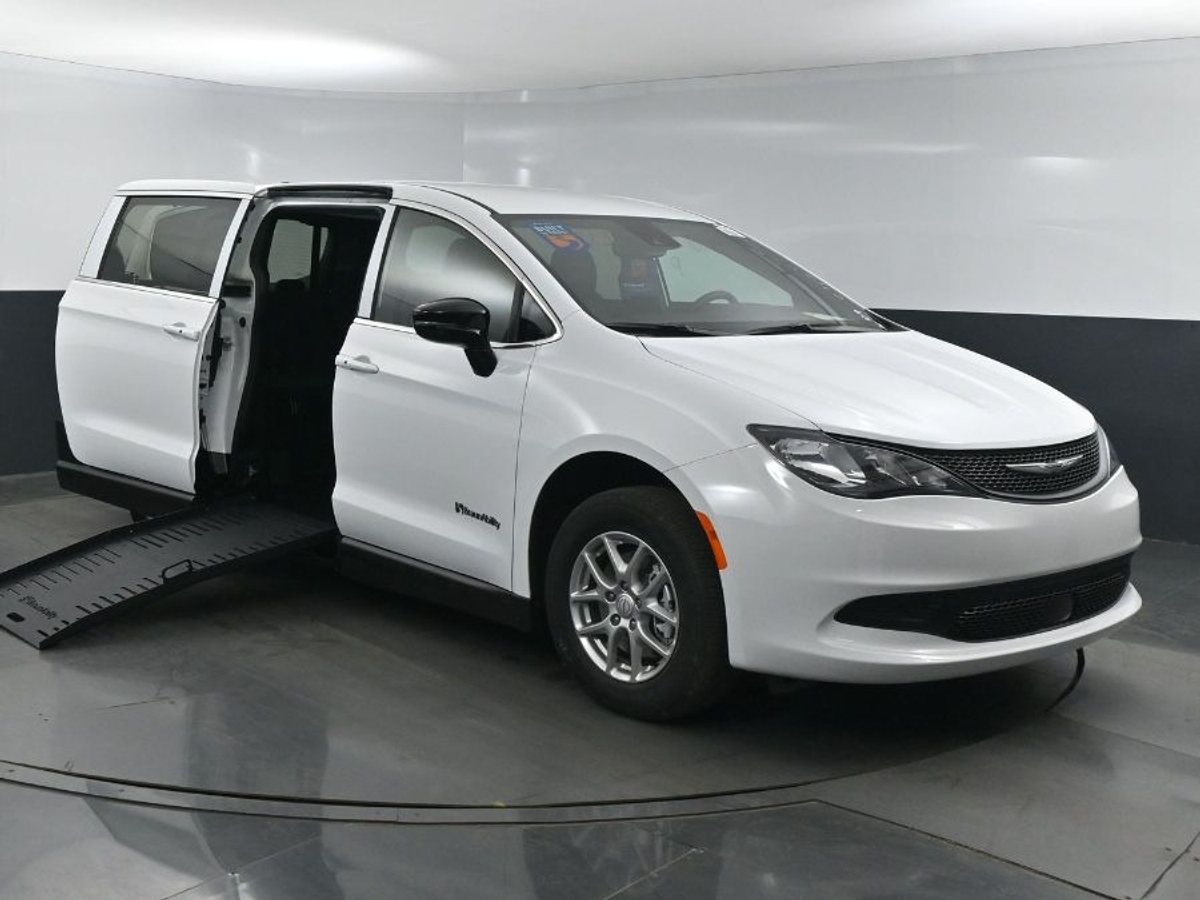 2025 Chrysler Voyager LX's photo