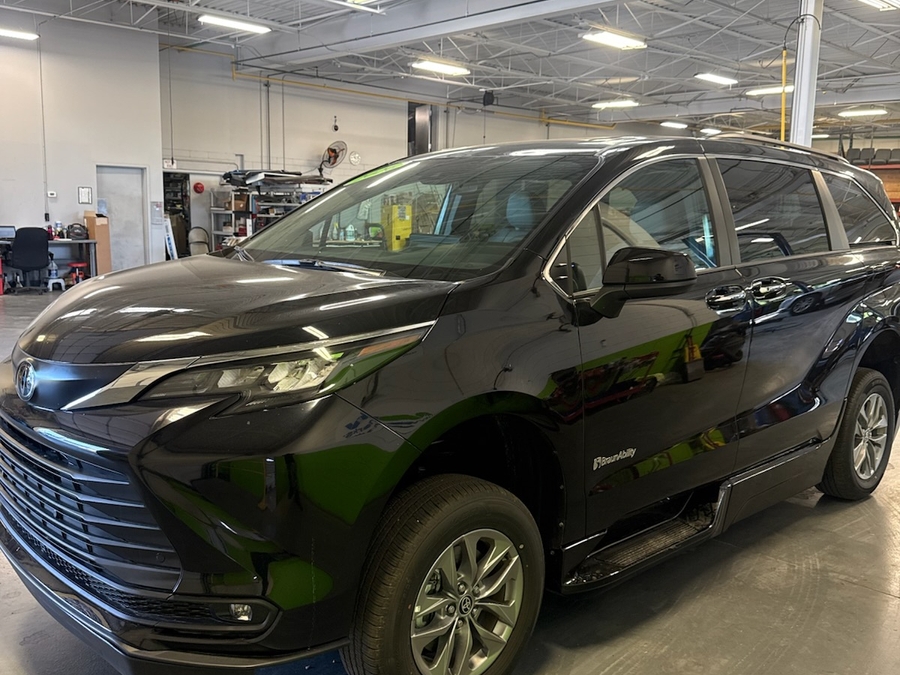 Black Toyota Sienna image number 2