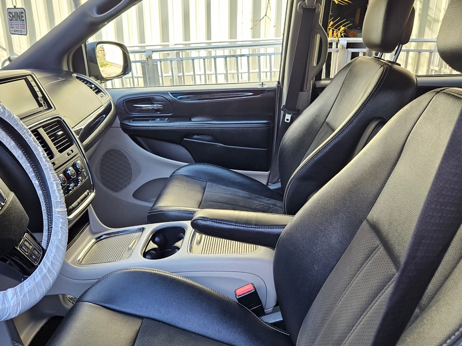 Used 2019 Dodge Grand Caravan SXT - International Mobility Rear Entry Entry Fold Out Manual Ramp