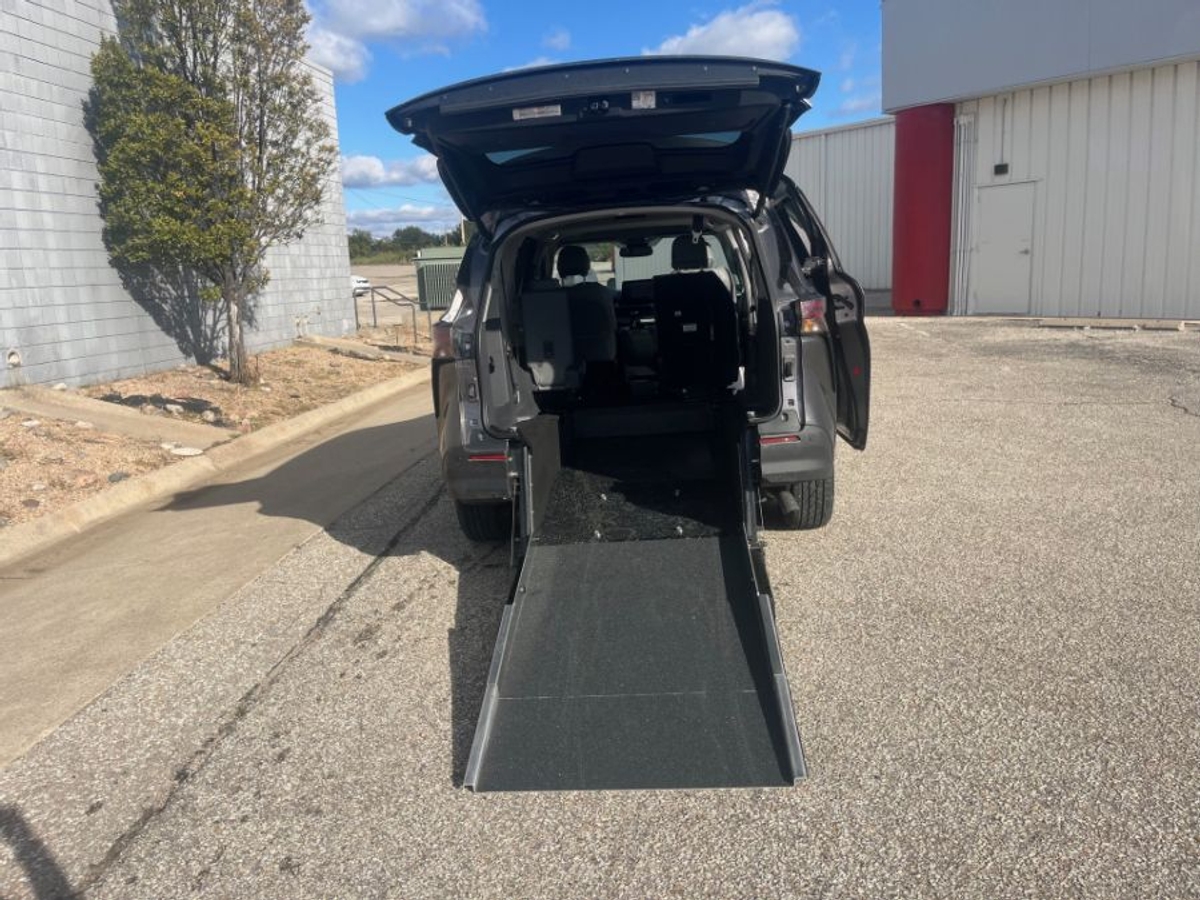 Grey Toyota Sienna image number 1