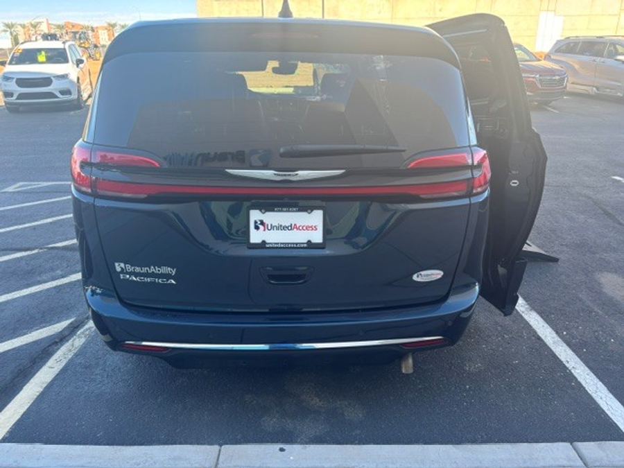Used 2025 Chrysler Pacifica Select - BraunAbility Side Entry Fold Out Automatic Ramp