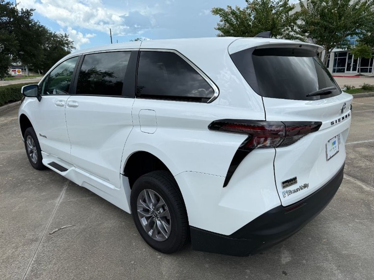 White Toyota Sienna image number 4