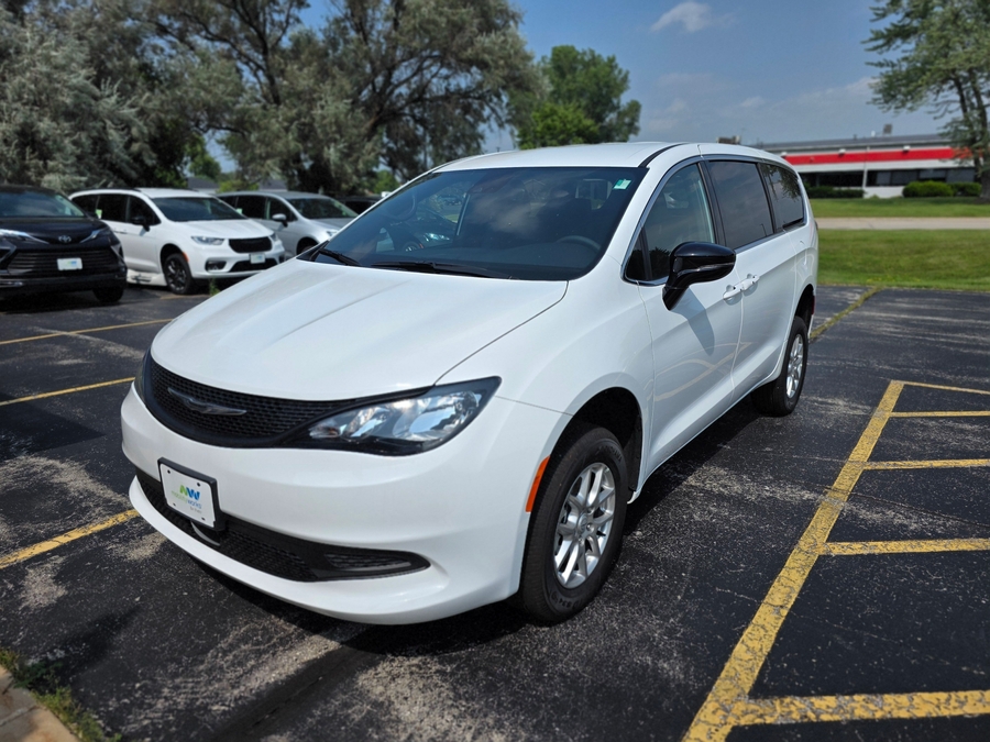 White Chrysler Voyager image number 2