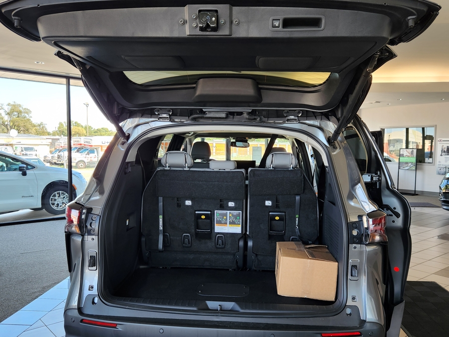 Grey Toyota Sienna image number 5