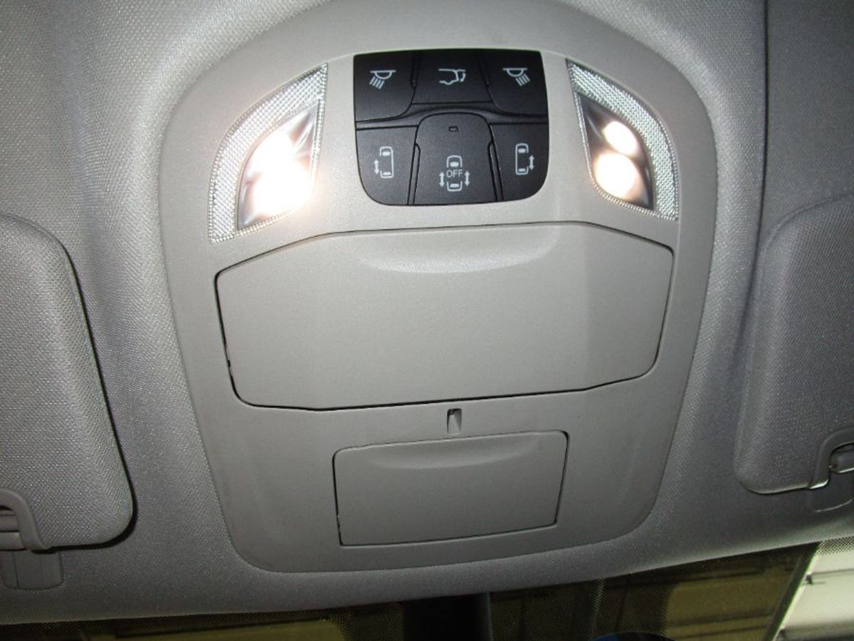 Silver Chrysler Pacifica image number 14