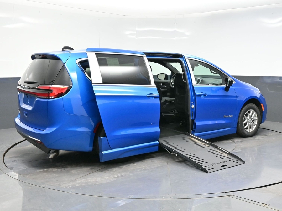 Blue Chrysler Pacifica image number 6