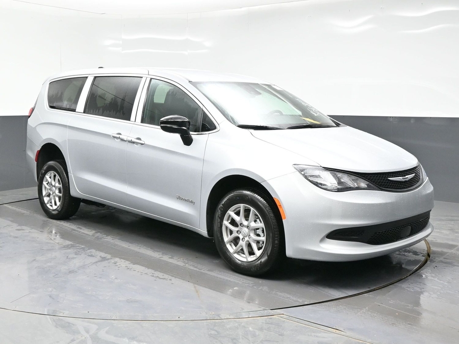 Silver Chrysler Voyager image number 10