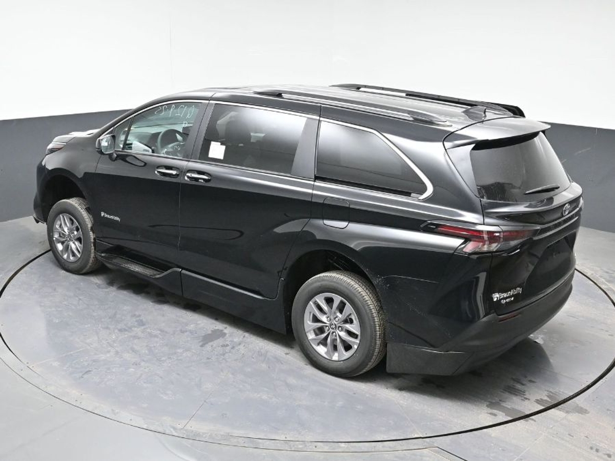 2025 TOYOTA SIENNA - Image 25