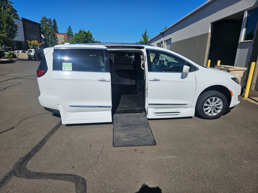 White Chrysler Pacifica image number 4