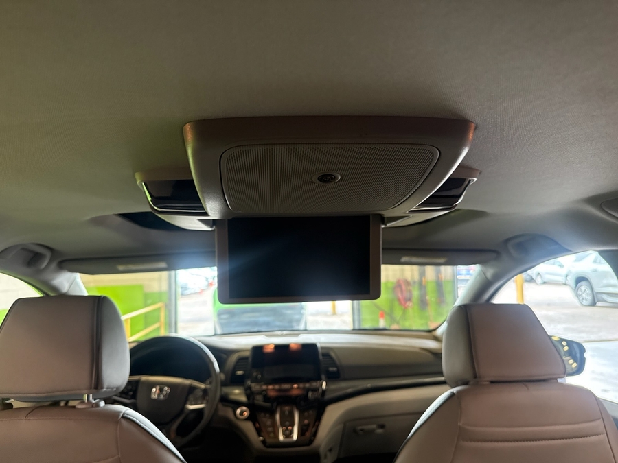 Silver Honda Odyssey image number 16