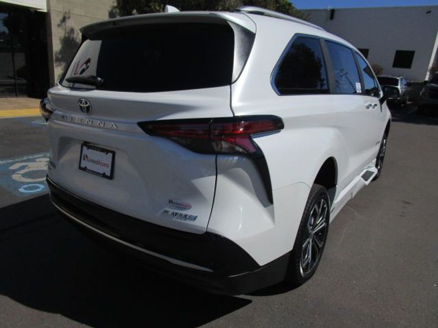New 2025 Toyota Sienna Hybrid Platinum - BraunAbility Side Entry Entry Fold Out Automatic Ramp
