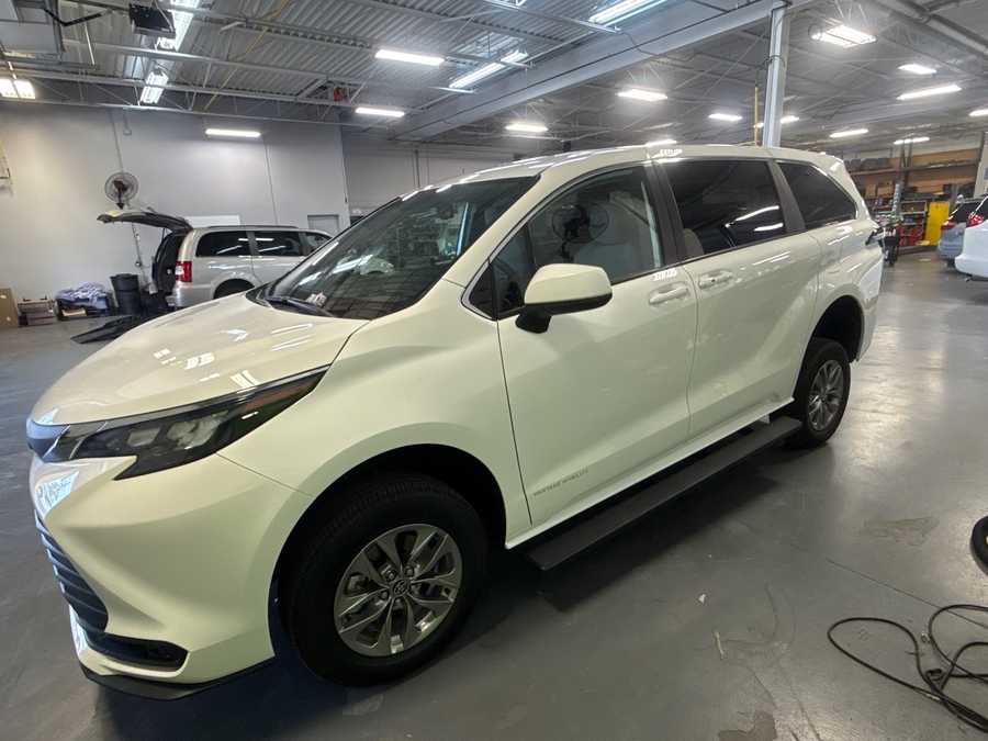 White Toyota Sienna image number 2