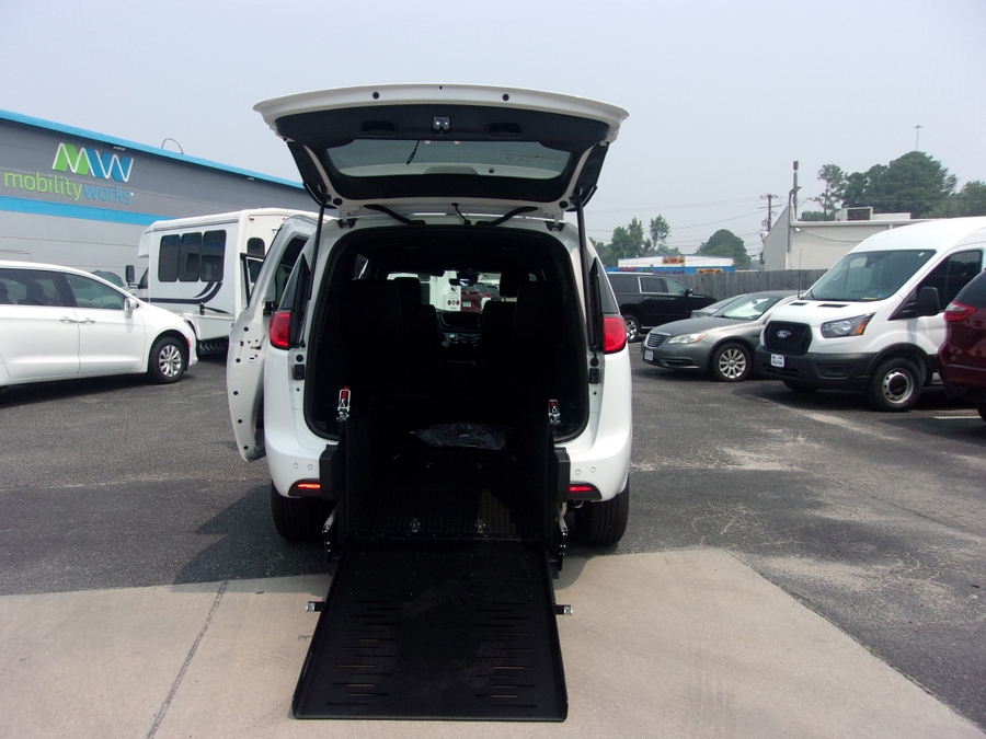 2026 Chrysler Voyager LX - Photo 9