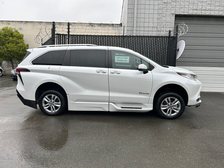 Used 2022 Toyota Sienna Hybrid Limited - BraunAbility Side Entry Entry In Floor Automatic Ramp