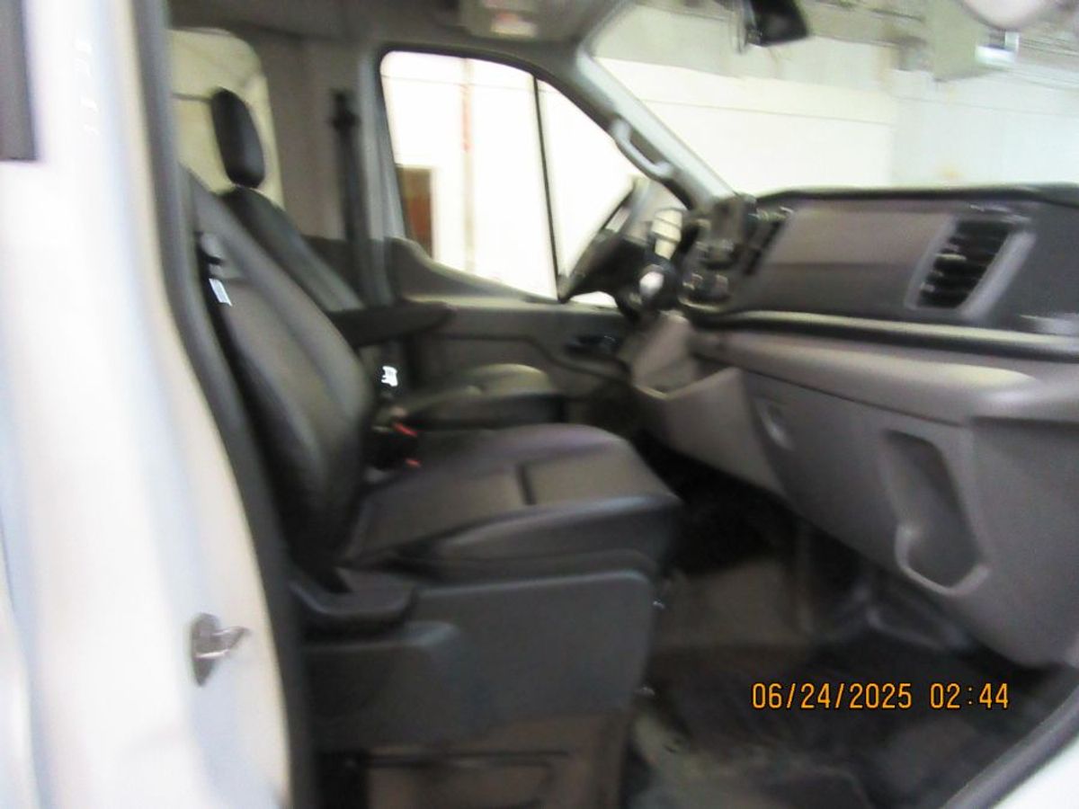 White Ford Transit image number 18