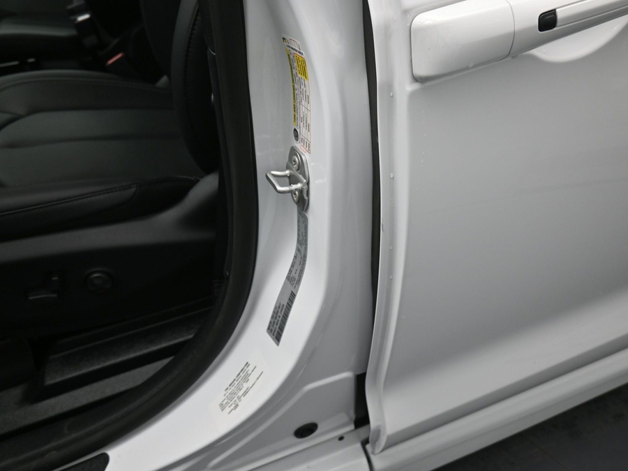 White Chrysler Pacifica image number 14