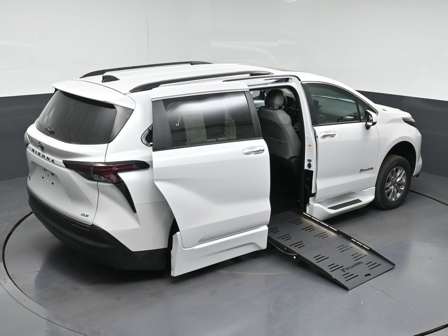 New 2026 Toyota Sienna Hybrid XLE Base - BraunAbility Side Entry Fold Out Automatic Ramp