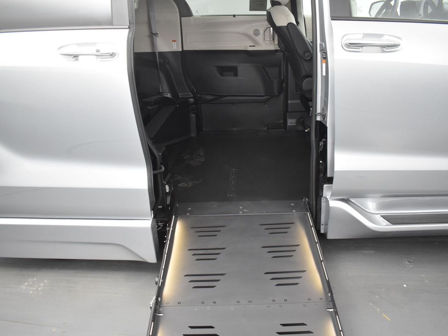 New 2025 Toyota Sienna Hybrid Platinum - BraunAbility Side Entry Entry Fold Out Automatic Ramp