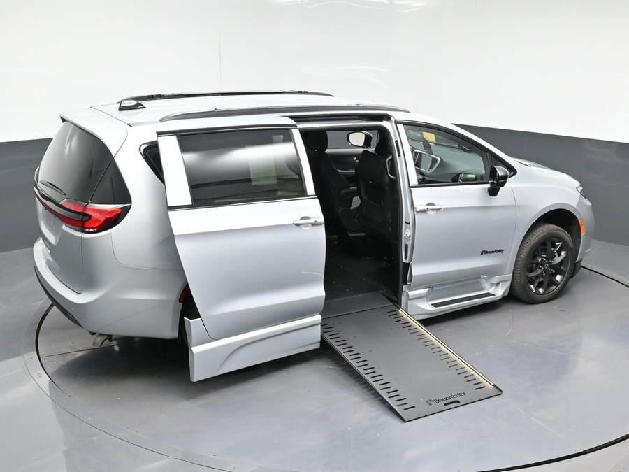 New 2026 Chrysler Pacifica Select Sport - BraunAbility Side Entry In Floor Automatic Ramp