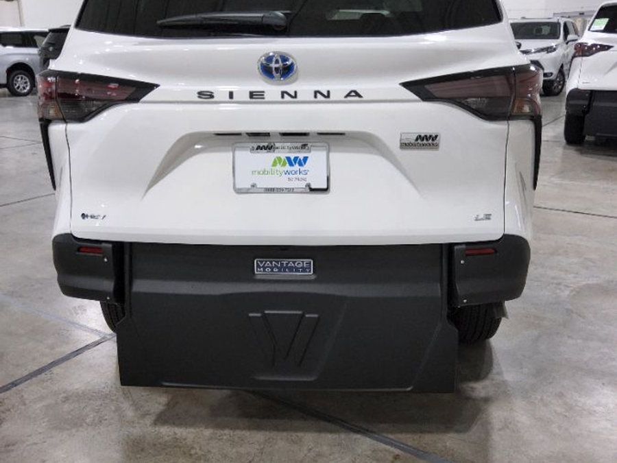 White Toyota Sienna image number 7
