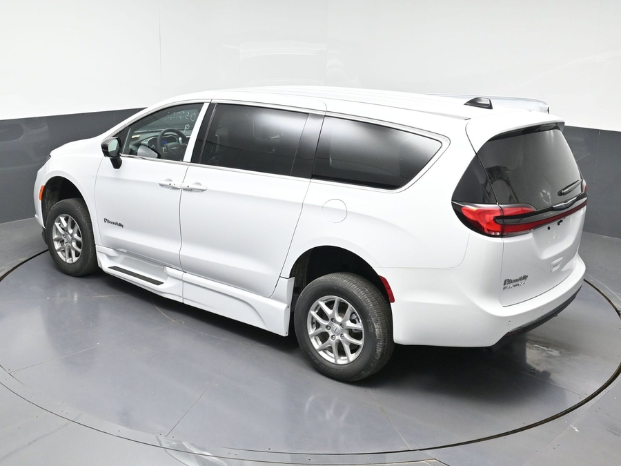 White Chrysler Pacifica image number 21