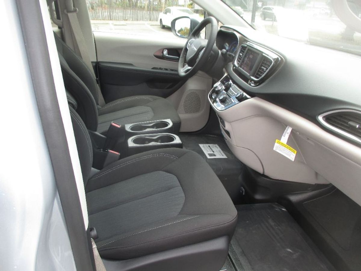 Silver Chrysler Voyager image number 3