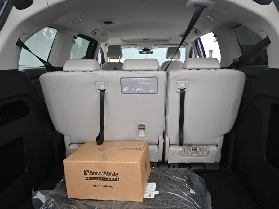 Blue Honda Odyssey image number 11