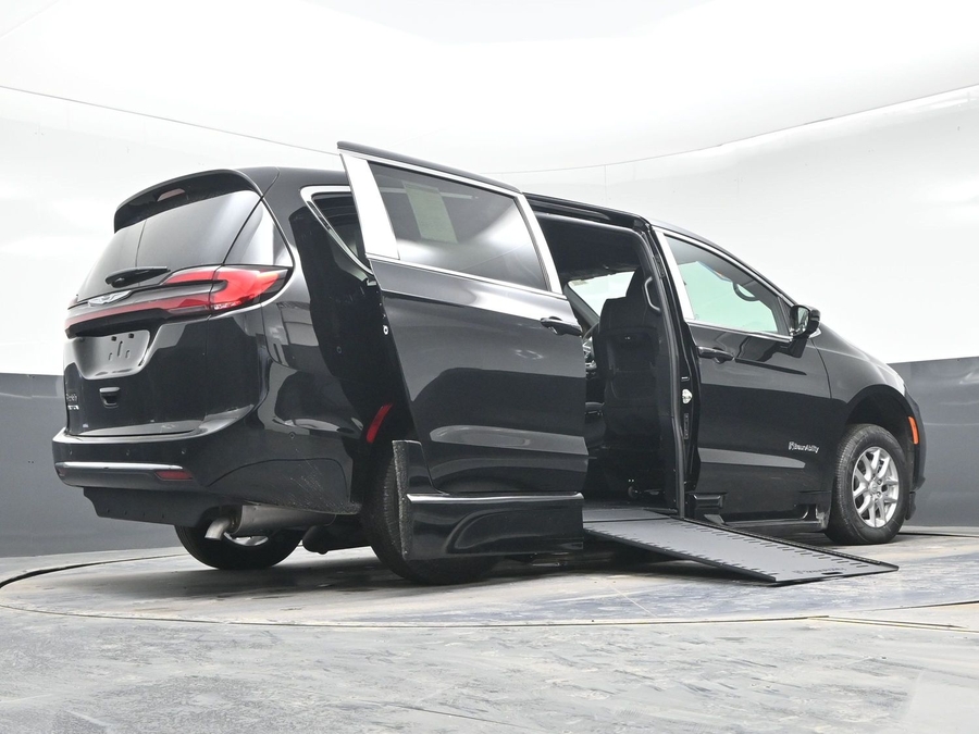 Black Chrysler Pacifica image number 19