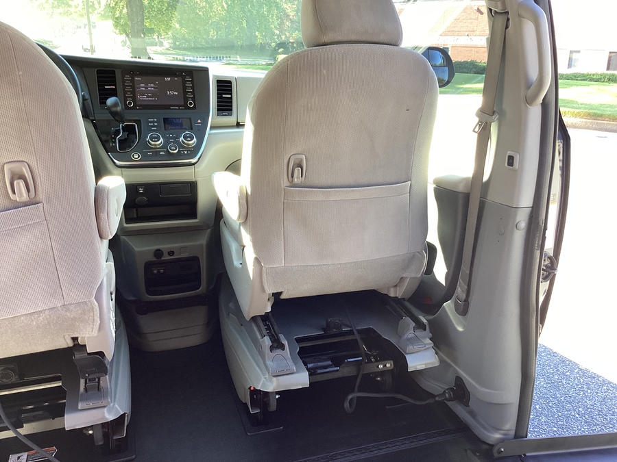  Toyota Sienna image number 11