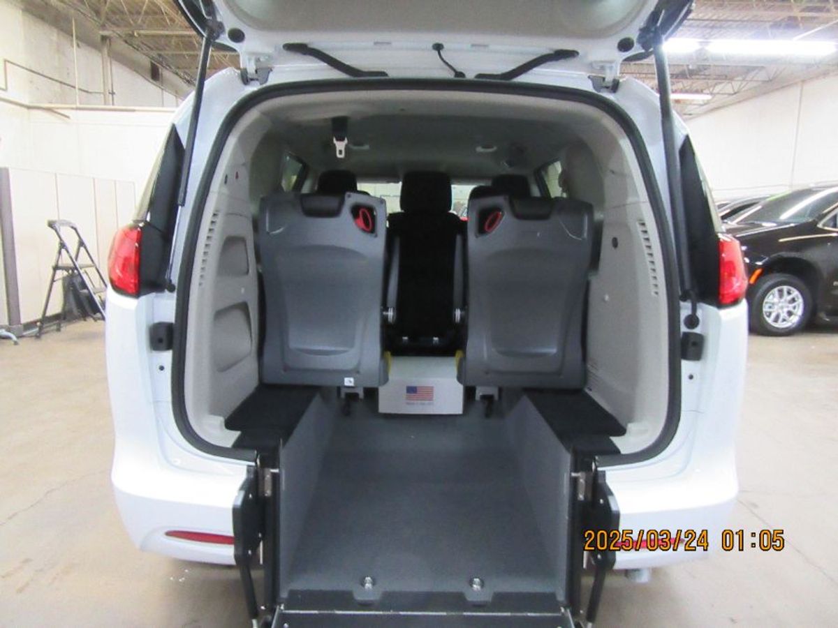 White Chrysler Voyager image number 4