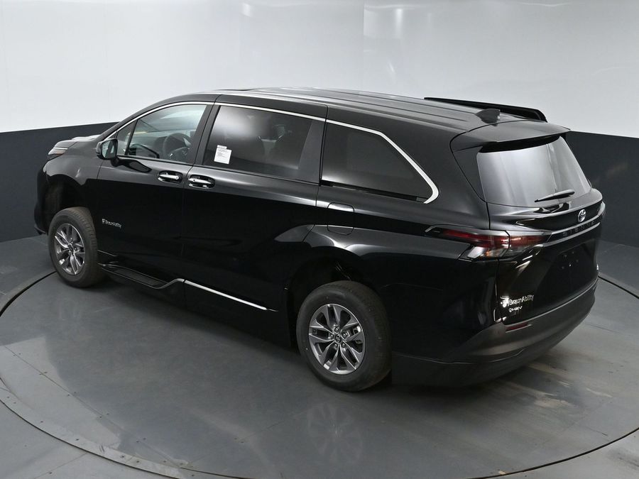 New 2025 Toyota Sienna Hybrid XLE Base - BraunAbility Side Entry Entry Fold Out Automatic Ramp