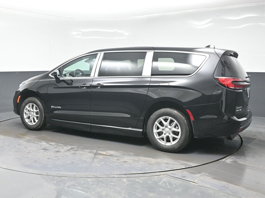 Black Chrysler Pacifica image number 3