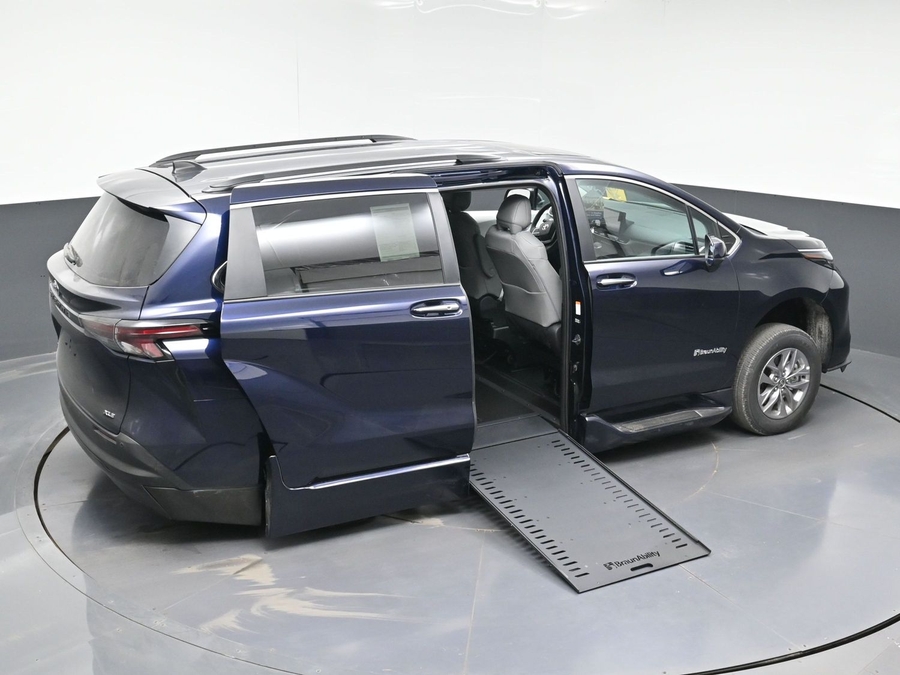 Blue Toyota Sienna image number 19
