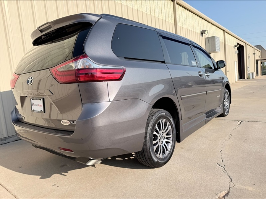 Used 2020 Toyota Sienna XLE - BraunAbility Side Entry Fold Out Automatic Ramp