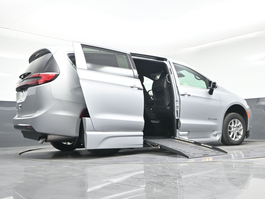 Silver Chrysler Pacifica image number 18
