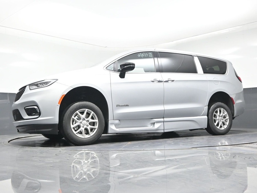New 2026 Chrysler Pacifica Select Safety - BraunAbility Side Entry Entry Fold Out Automatic Ramp