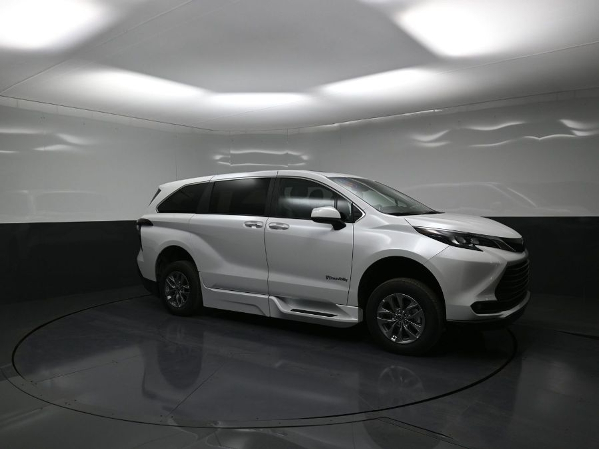 2025 TOYOTA SIENNA - Image 17