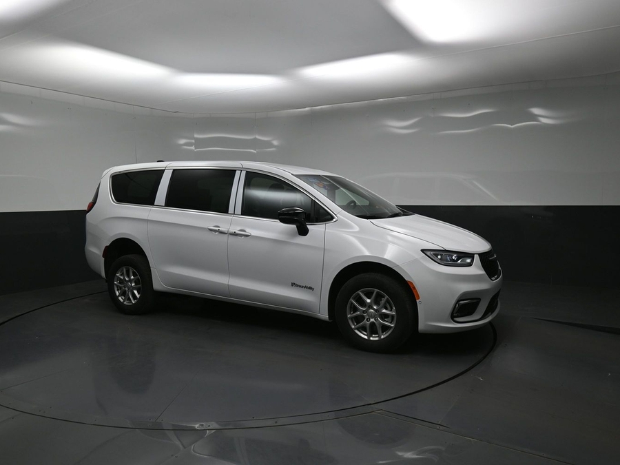 White Chrysler Pacifica image number 16