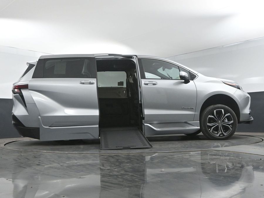 New 2025 Toyota Sienna Hybrid Platinum - BraunAbility Side Entry Entry In Floor Automatic Ramp
