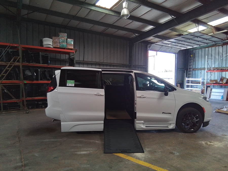 White Chrysler Pacifica image number 29