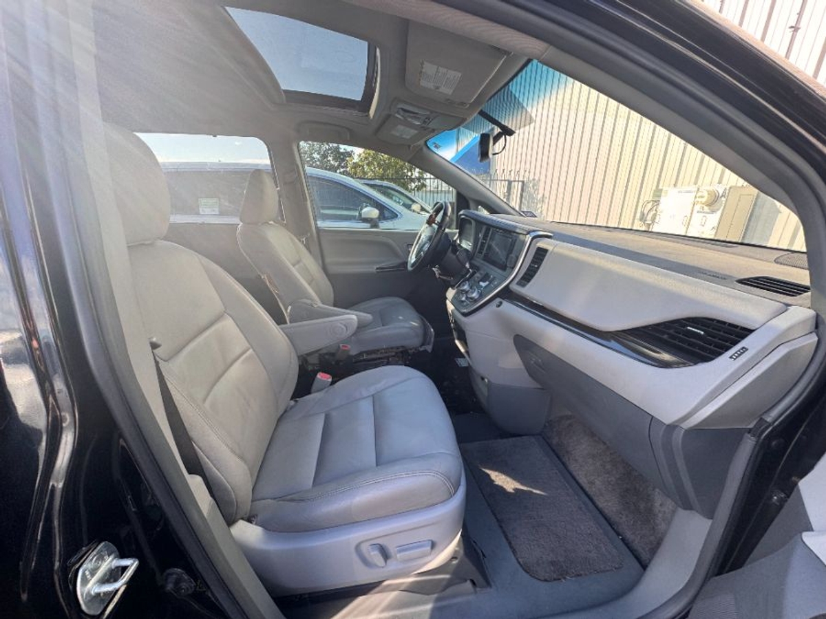 2017 TOYOTA SIENNA - Image 6