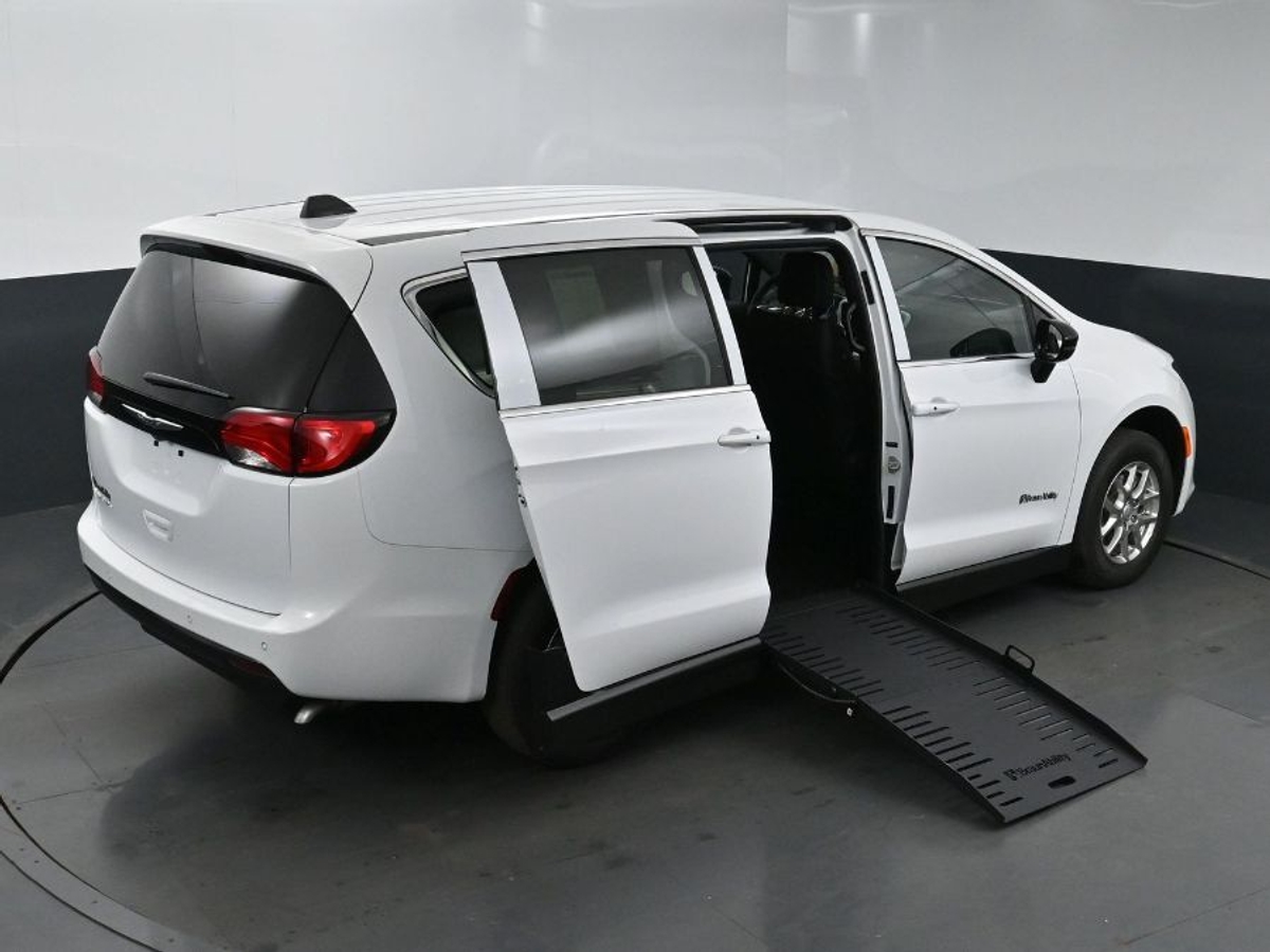 2025 CHRYSLER VOYAGER - Image 26